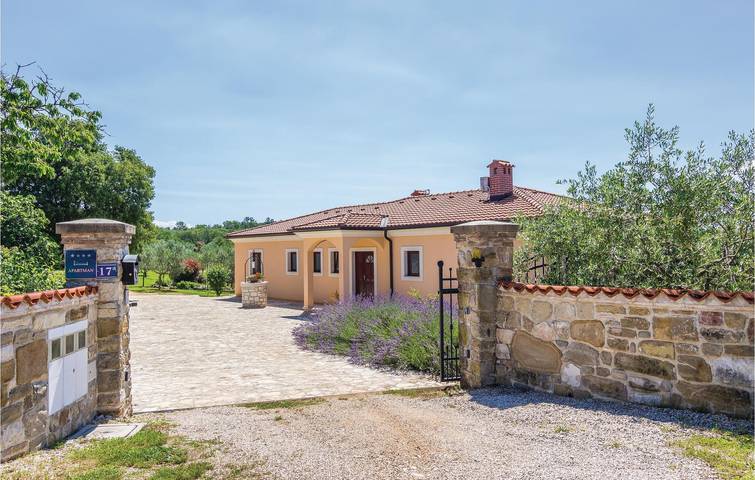 Cozy 1-Bedroom Apartment with Pool, WiFi, and Parking Near Montrin in Kaštel (Plovanija), Buje