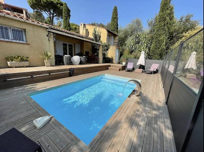 Villa pour 8 personnes, avec jardin et piscine ainsi que vue et balcon à Bormes-les-Mimosas