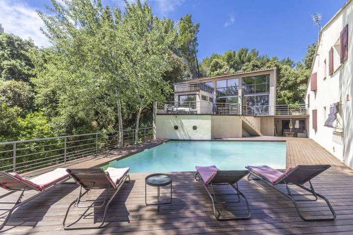 Location de vacances pour 8 personnes, avec Terrasse ainsi que Jardin et Piscine à Sauveterre