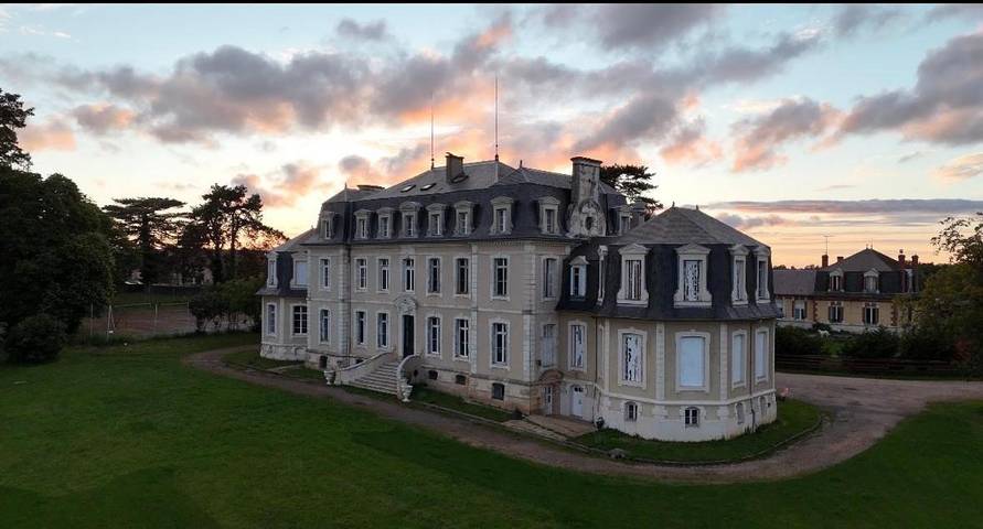 Location de vacances pour 6 personnes, avec Jacuzzi et Terrasse ainsi que Jardin et Sauna à Chazemais