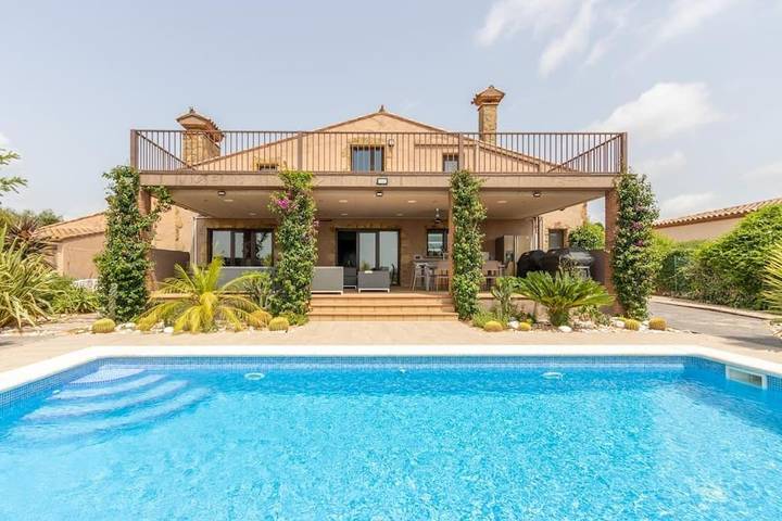 Chalet para 8 personas, con Balcón y Jacuzzi además de Terraza y Jardín en Peralada