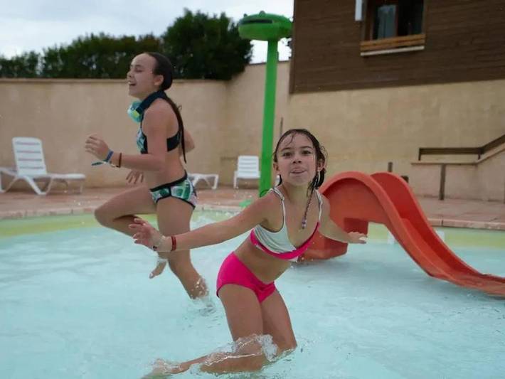 Location de vacances pour 6 personnes, avec piscine et bassin pour enfant, animaux acceptés à Reilhaguet