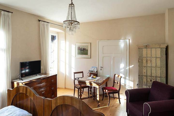 Ferienwohnung für 2 Personen, mit Garten und Balkon in Meran