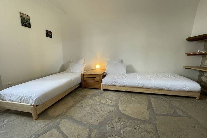 Gîte pour 4 personnes, avec terrasse ainsi que piscine et jardin à Saint-Jean-de-Maruéjols-et-Avéjan - 4