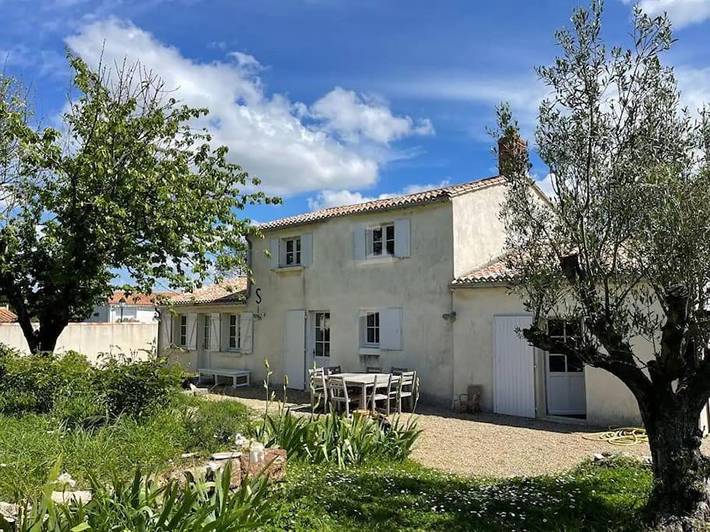 Location de vacances pour 9 personnes, avec Terrasse et Jardin à La Jonchère