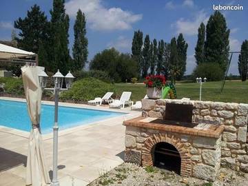 Gîte pour 6 personnes, avec piscine ainsi que vue et terrasse à Montaut (Dordogne)