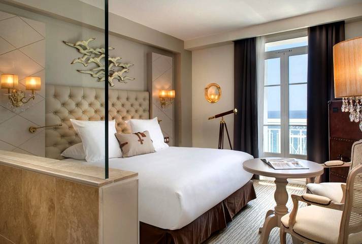 Hôtel pour 2 personnes, avec jacuzzi et piscine ainsi que jardin et sauna
