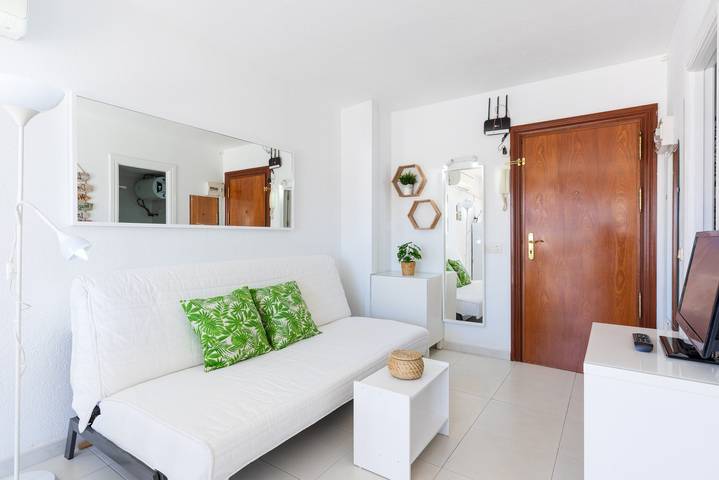 Entire studio, Sunny Seaside Studio with Balcony, A/C & Sea View in Torrequebrada, Benalmádena