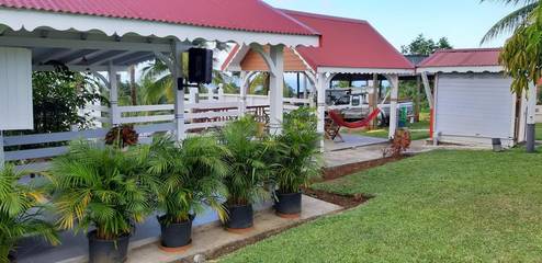 Gîte pour 2 personnes, avec vue ainsi que jardin et piscine à Capesterre-Belle-Eau