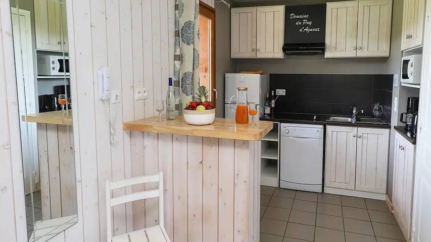 Location de vacances pour 7 personnes, avec piscine ainsi que sauna et terrasse, animaux acceptés à Meyrignac-l'Église - 4