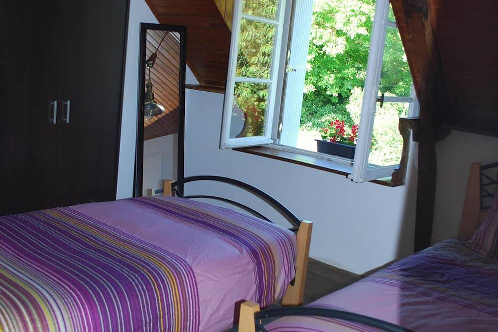 Maison de charme en plein coeur de la Bretagne toute équipée pour 8 personnes in Guégon, Région de Pontivy