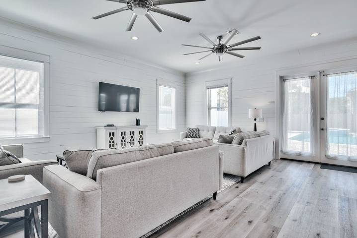 Vacation house for 28 people, with hot tub and pool as well as yard and balcony, with pets in Miramar Beach