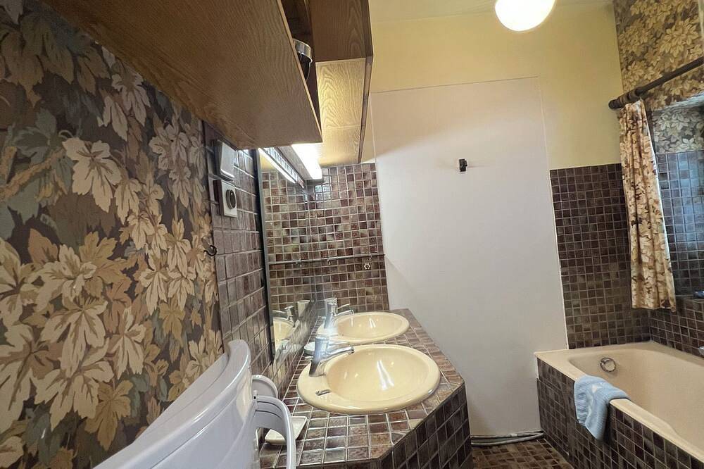 Middle room with shared bathroom in Auch, Gers