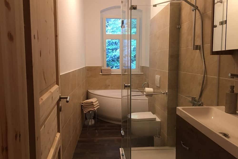 Ganze Wohnung, Family apartment with a large balcony overlooking the garden in Loschwitz, Dresden