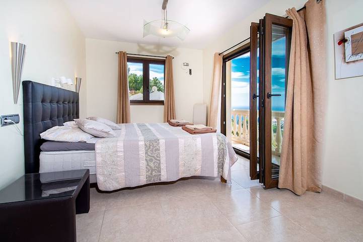 Villa moderne de luxe avec vue spectaculaire sur la mer, piscine privée et jacuzzi in La Herradura, Almuñecar