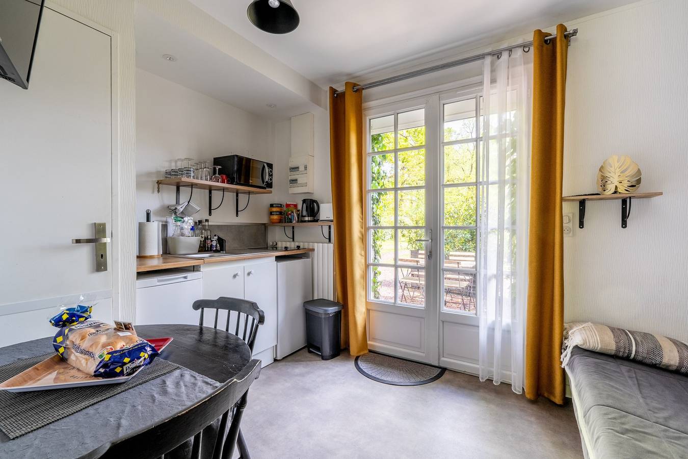 Maison 'Les Gîtes Du Robelier - L'étang' avec terrasse privée, jardin partagé et Wi-Fi in Bouaye, Région de Nantes