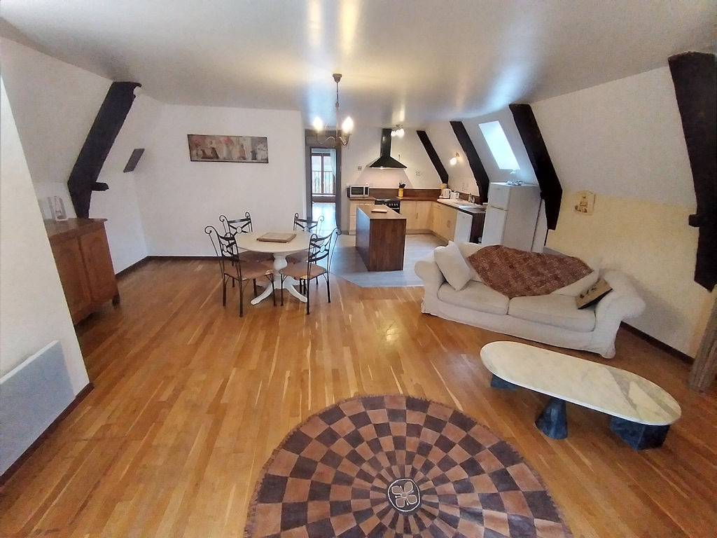 Gîte L'Ancienne Grange avec piscine et grand jardin in Faycelles, Lot