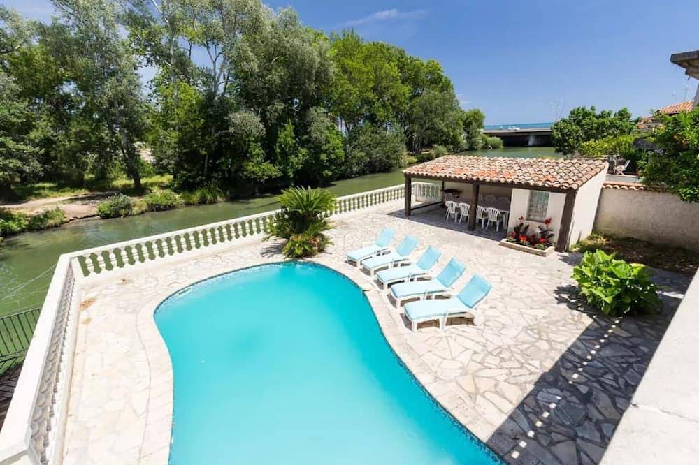 Villa pieds dans l'eau (Rivière et Mer!) in Villeneuve-Loubet Plage, Villeneuve-Loubet