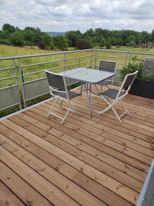 Gîte pour 3 personnes, avec Terrasse ainsi que Jardin et Vue à Orliénas