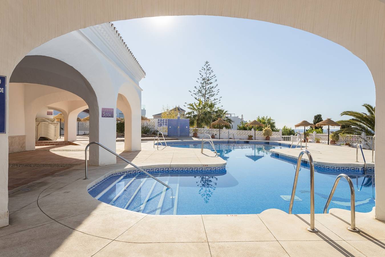 Ganze Wohnung, Wohnung "Capistrano Playa" - Wi-Fi, Klimaanlage, Pool, Meerblick. in Playa de Burriana, Nerja