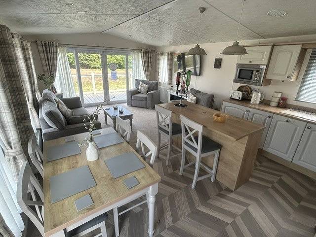 Cabin Sleeps 6 with Indoor Pool in Edinburgh and Lothian