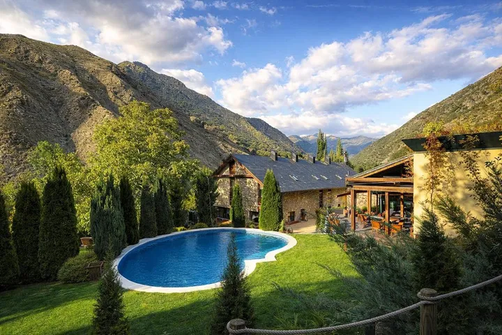 Hotel para 2 personas, con piscina y sauna además de jardín y jacuzzi, Se admiten mascotas - 1