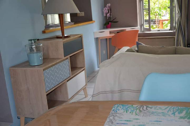 Gîte pour 4 personnes, avec terrasse ainsi que jardin et piscine à L'Isle-sur-la-Sorgue - 2