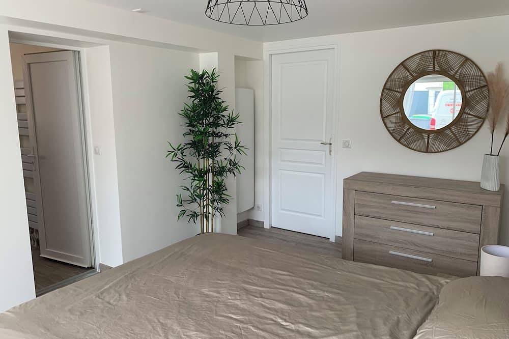 Bedroom with separate bathroom in Le Mesnil-Amelot, Sena y Marne