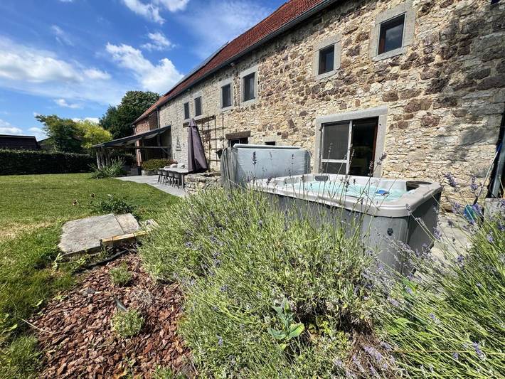 Location de vacances pour 10 personnes, avec Jacuzzi et Terrasse ainsi que Jardin et Sauna dans Dolembreux