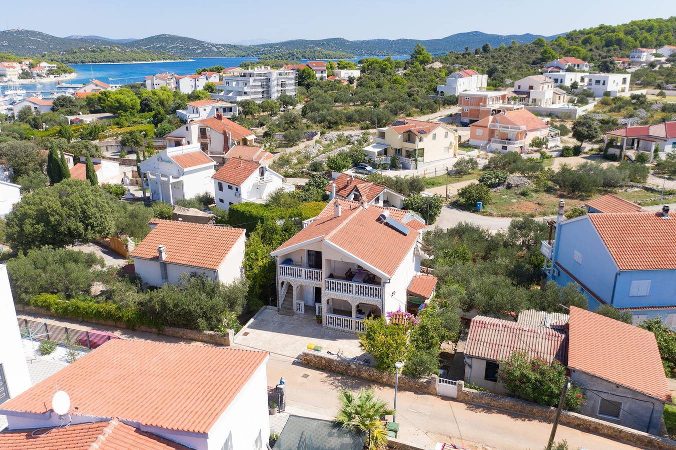 Ganze Wohnung, 2-Zimmer-Ferienwohnung mit Terrasse Jezera, Murter A-21148-a in Tisno, Murter