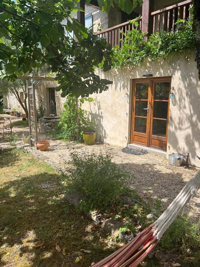 Gîte pour 2 personnes, avec jardin ainsi que vue et piscine à Vailhourles - 3