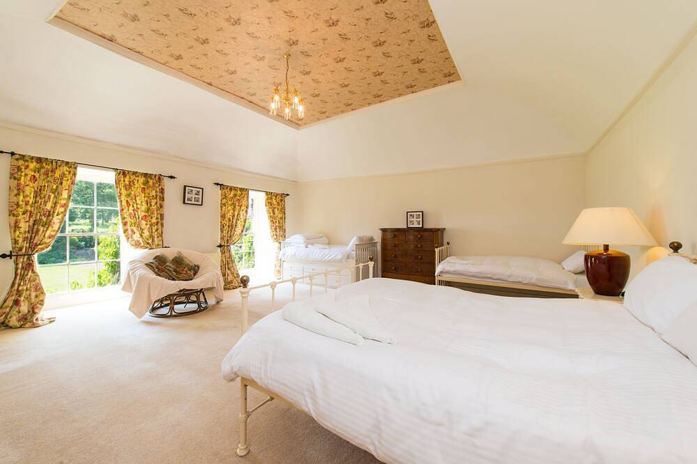 17th Century, Grade Ii* listed with Country and Sea Views, optional hot tub in North Yorkshire