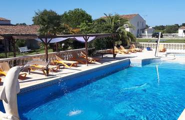 Gîte pour 12 personnes, avec terrasse ainsi que piscine et jardin à Bégadan