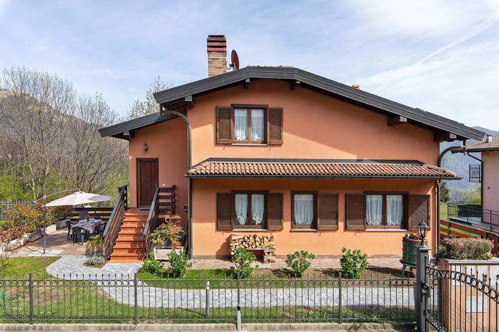 Chalet für 4 Personen, mit Balkon und Garten