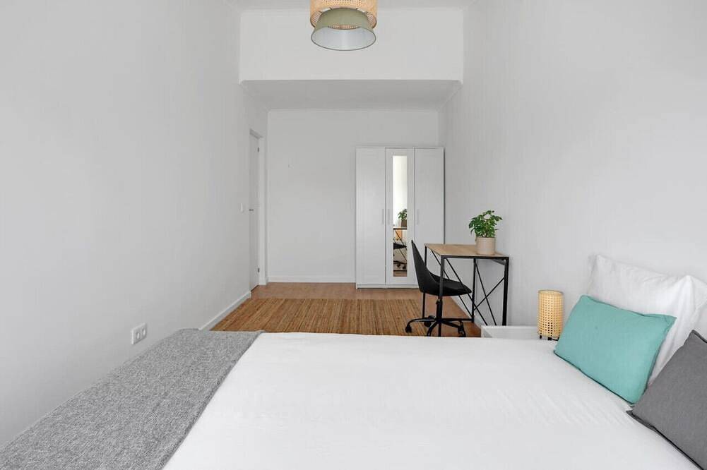 Ganze Wohnung, Sunny Apt - Almada - Balcony w/ River View! in Almada, Halbinsel von Setúbal