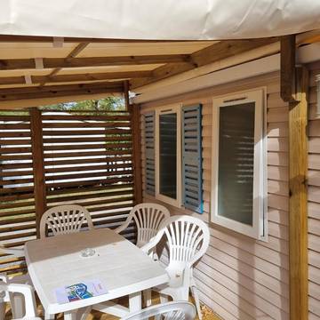 Camping pour 6 personnes, avec piscine et terrasse à La Roque-d'Anthéron