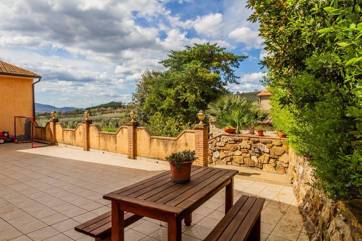 Entire apartment, Apartment 'Appartamento Tommy' with Shared Terrace and Wi-Fi in Gavorrano, Grosseto Province