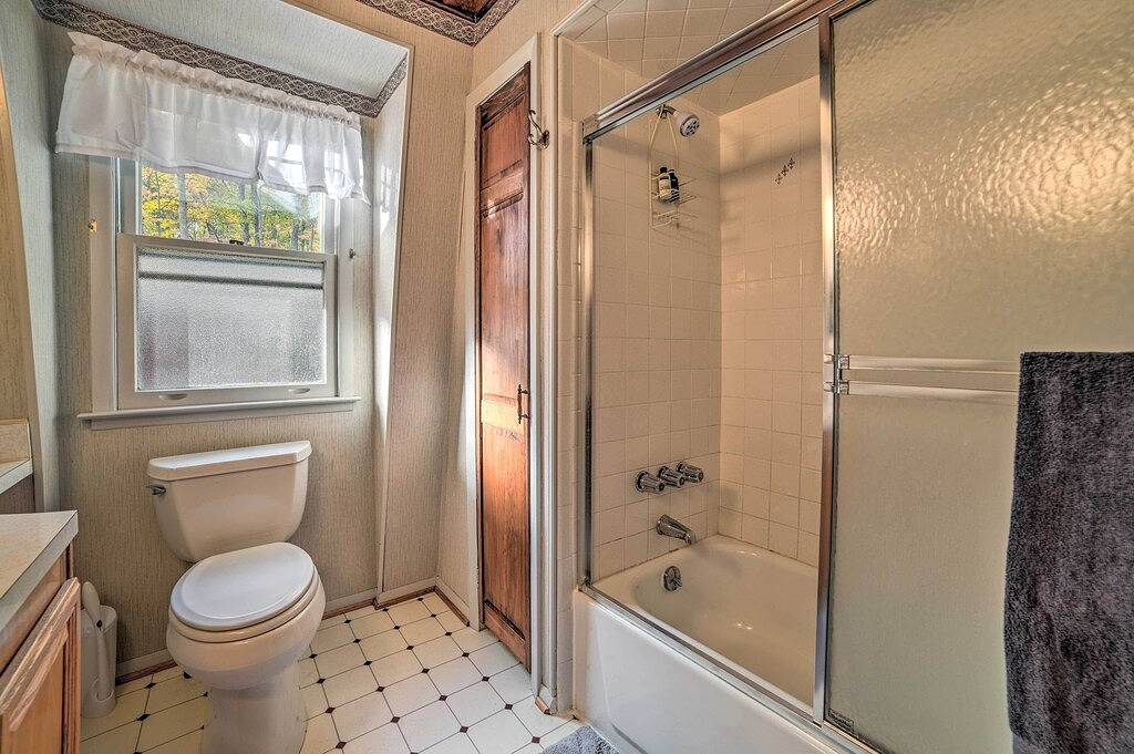 < 3 Mi to Higgins Lake: Roscommon Cabin w/ Deck in Higgins Lake