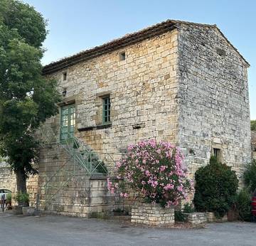 Gîte pour 2 personnes, avec jardin et piscine, animaux acceptés à Arpaillargues-et-Aureillac