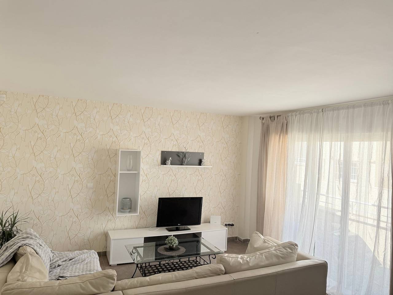 Apartamento entero, Ático Vacacional - Apartamento con piscina y balcón privado en Almería para hasta 4 personas in Retamar, Almería