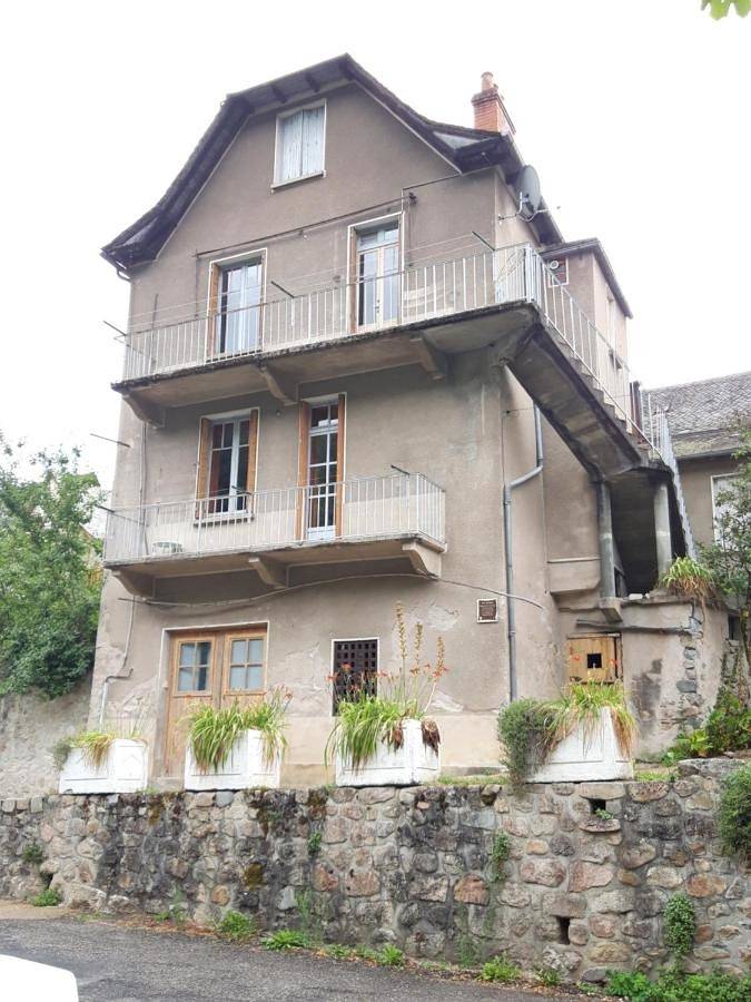 Appartement entier, One-Bedroom Apartment in Entraygues-sur-Truyère, Parc naturel régional de l'Aubrac