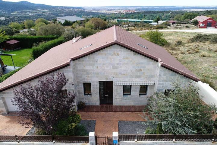 Casa rural para 17 personas, con Terraza y Jardín además de Piscina y Vistas en El Espinar - 2
