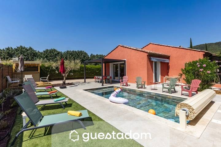 Vakantiehuis voor 9 personen, with Terras and Tuin as well as Zwembad in Aups