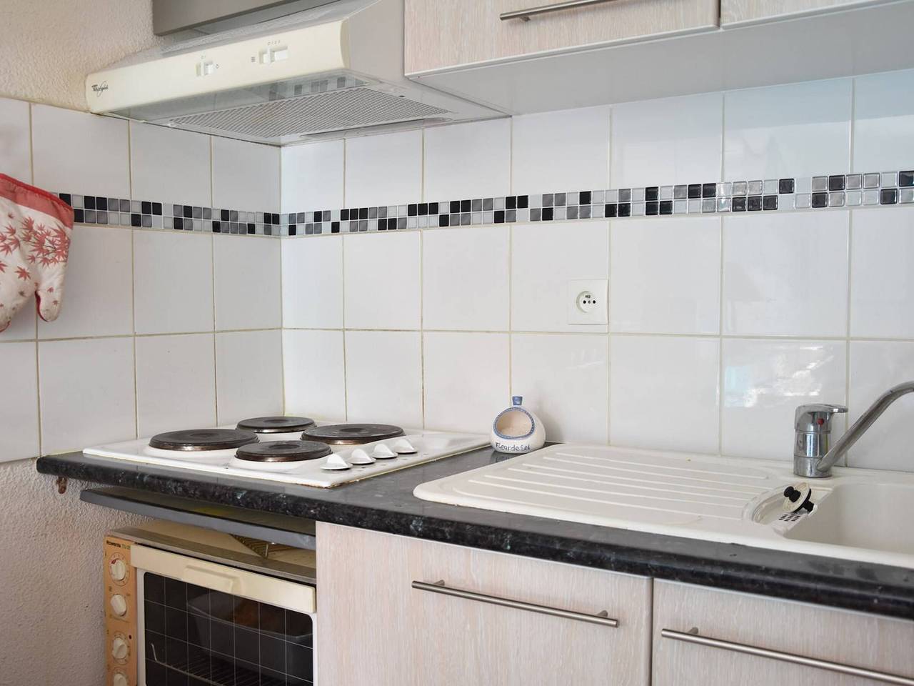 Cozy 3-Room House with A/C, Parking & Patio - Sleeps 6 - Steps from Grazel Beach, Gruissan in Gruissan (Ville), Gruissan