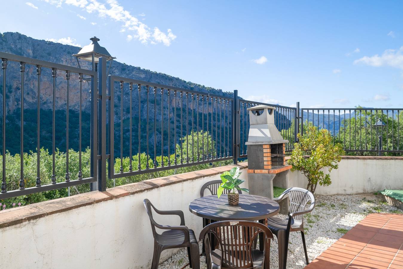 Appartement entier, Appartement 'Casa Isabelina' avec vue sur la montagne, piscine et jardin communs in Montejaque, Province de Málaga
