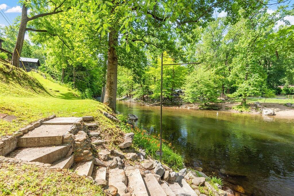 Little River Cabin - Riverfront, 1 mile from Gsmnp - Romantic Getaway! in Blount County