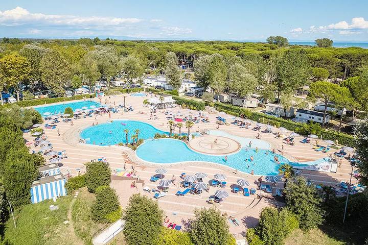 Bungalow für 4 Personen, mit Terrasse und Pool in 