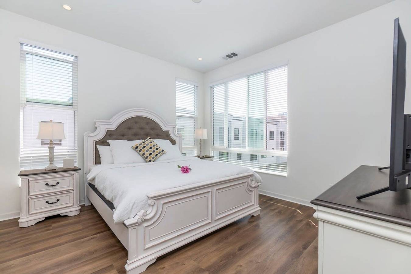 Entire apartment, Central Location Master Bedroom w Shared Bathroom in Irvine, Orange County