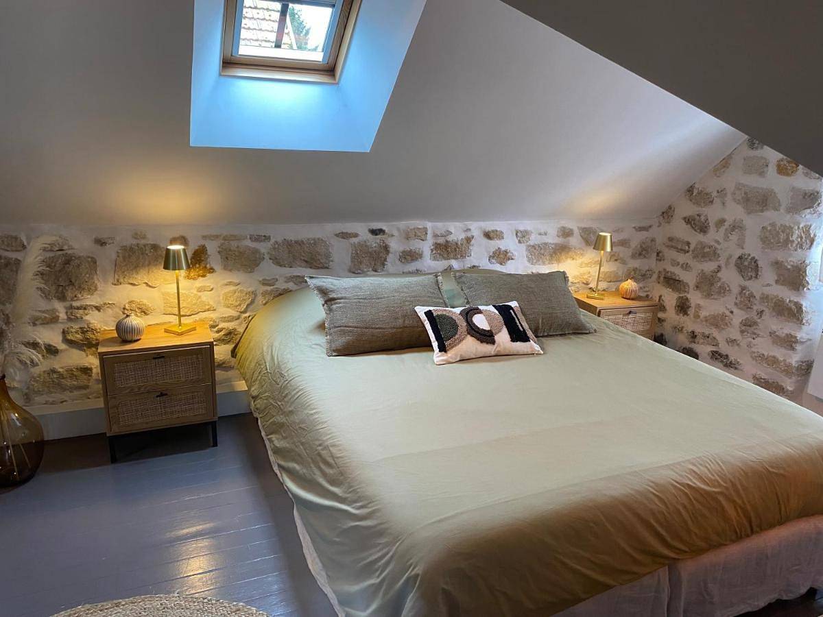 Double Room with Private Bathroom in Senlis, Oise