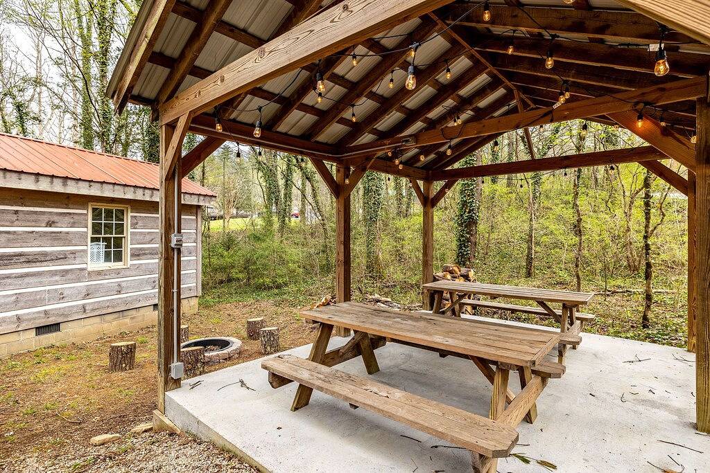 Hot Tub and Dog Friendly: 4 Miles to Cades Cove in Tuckaleechee, Blount County